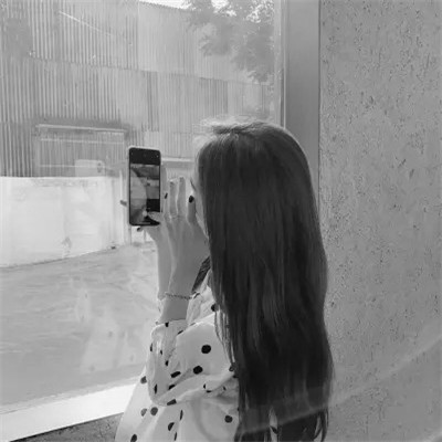 头像黑白女背影伤感