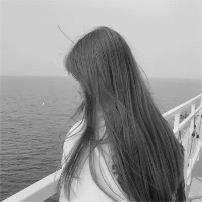 头像黑白女背影伤感