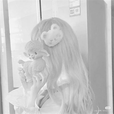 头像黑白女背影伤感