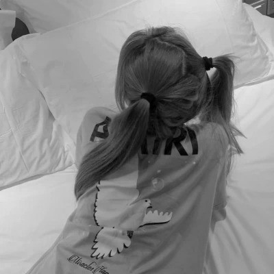 头像黑白女背影伤感