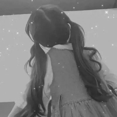 头像黑白女背影伤感