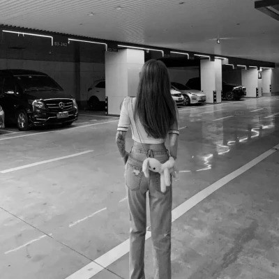 头像黑白女背影伤感