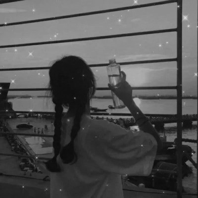头像黑白女背影伤感