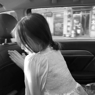 头像黑白女背影伤感