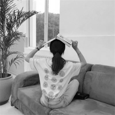 头像黑白女背影伤感