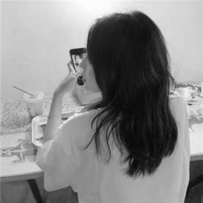 头像黑白女背影伤感