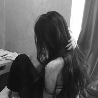 头像黑白女背影伤感