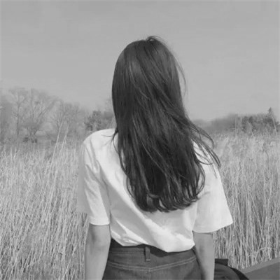 头像黑白女背影伤感