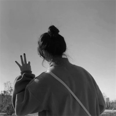 头像黑白女背影伤感