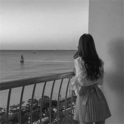 头像黑白女背影伤感