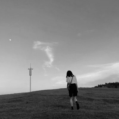 头像黑白女背影伤感