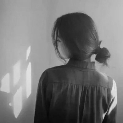 头像黑白女背影伤感
