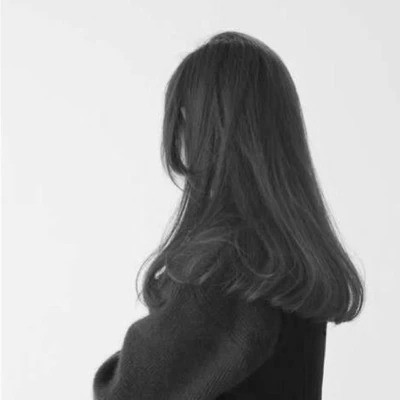 头像黑白女背影伤感