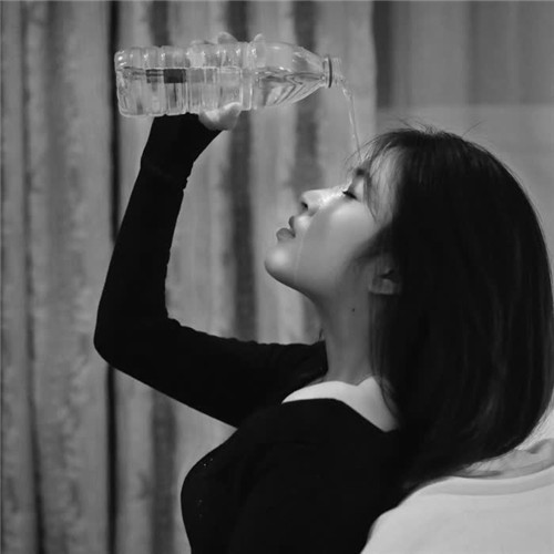 最伤感扎心的头像黑白图片