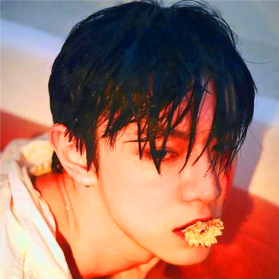 很孤独的头像男生