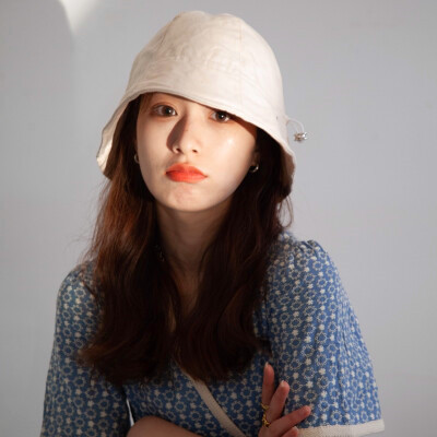 女生微信头像简约干净真人图片