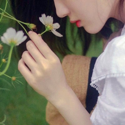 女生微信头像简约干净真人图片