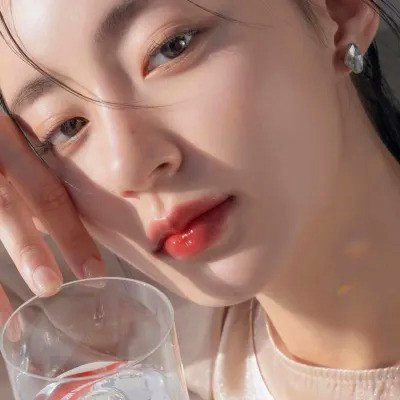 女生微信头像简约干净真人图片