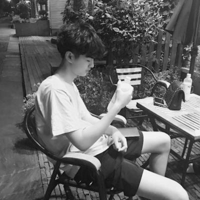 高清黑白男生头像图片