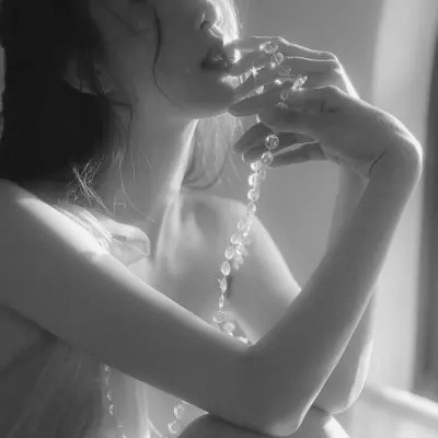最近特别火的黑白头像女