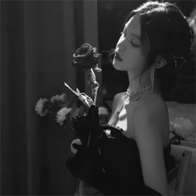 最近特别火的黑白头像女