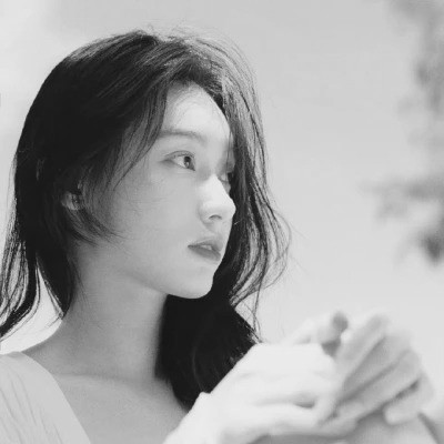 最近特别火的黑白头像女