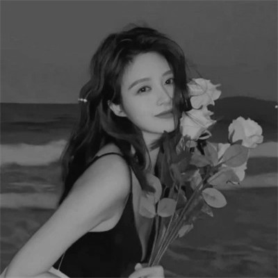 最近特别火的黑白头像女