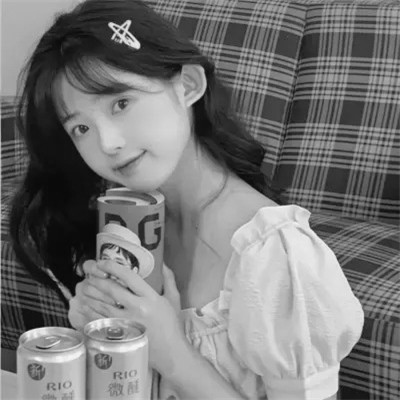 最近特别火的黑白头像女
