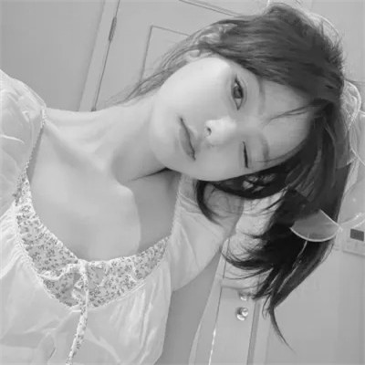 最近特别火的黑白头像女