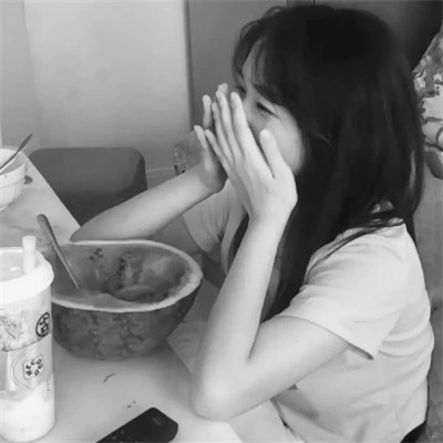 最近特别火的黑白头像女