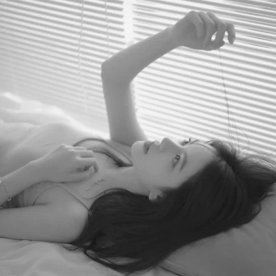 最近特别火的黑白头像女