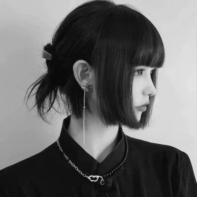 最近特别火的黑白头像女