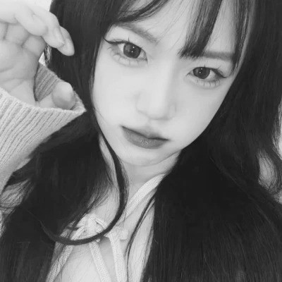 最近特别火的黑白头像女