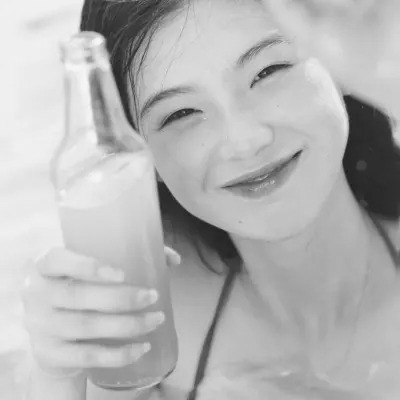 最近特别火的黑白头像女