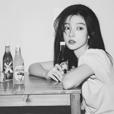 最近特别火的黑白头像女