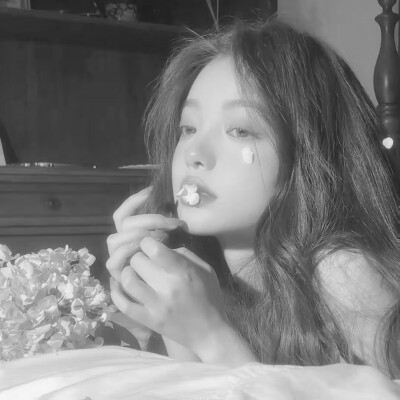 最近特别火的黑白头像女