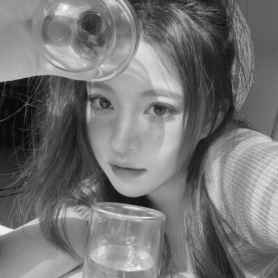 最近特别火的黑白头像女