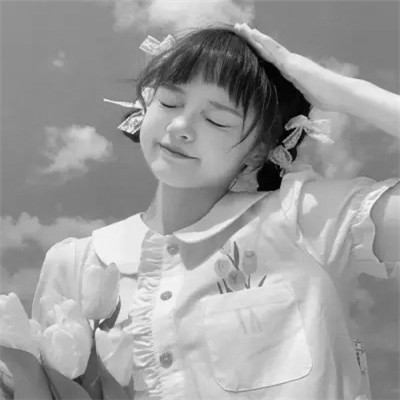 QQ黑白女生头像好看图片