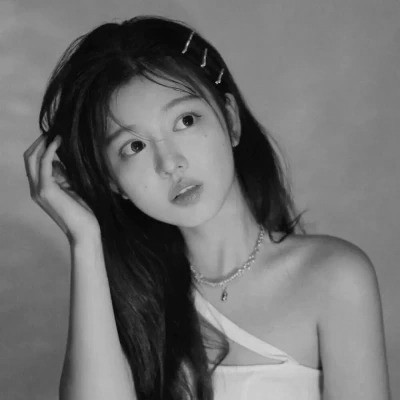 QQ黑白女生头像好看图片