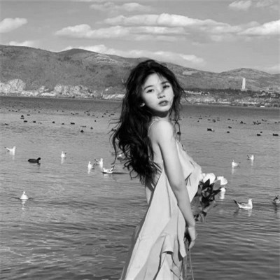 QQ黑白女生头像好看图片