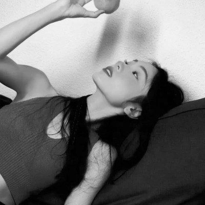 QQ黑白女生头像好看图片