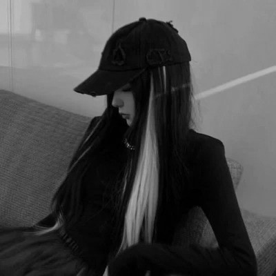 QQ黑白女生头像好看图片