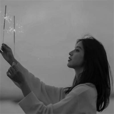 QQ黑白女生头像好看图片