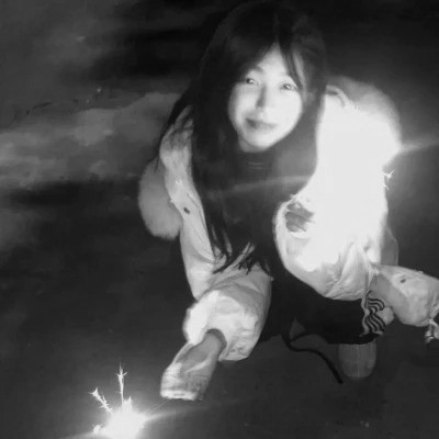 QQ黑白女生头像好看图片