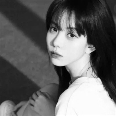 QQ黑白女生头像好看图片