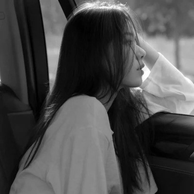 QQ黑白女生头像好看图片