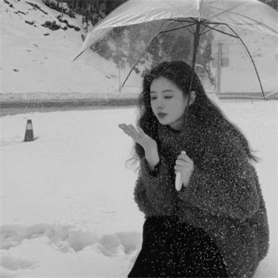 QQ黑白女生头像好看图片