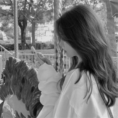 QQ黑白女生头像好看图片