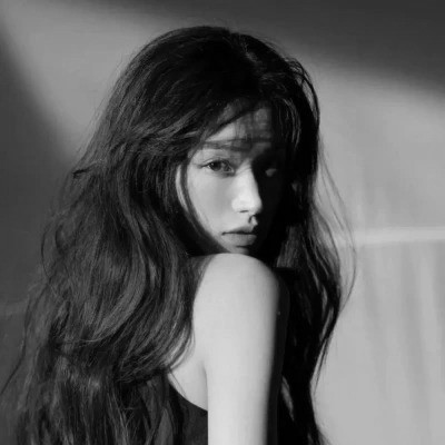 QQ黑白女生头像好看图片