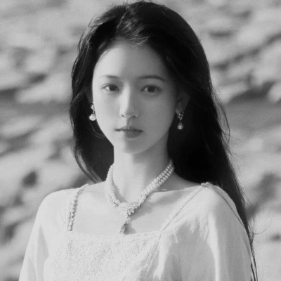 QQ黑白女生头像好看图片